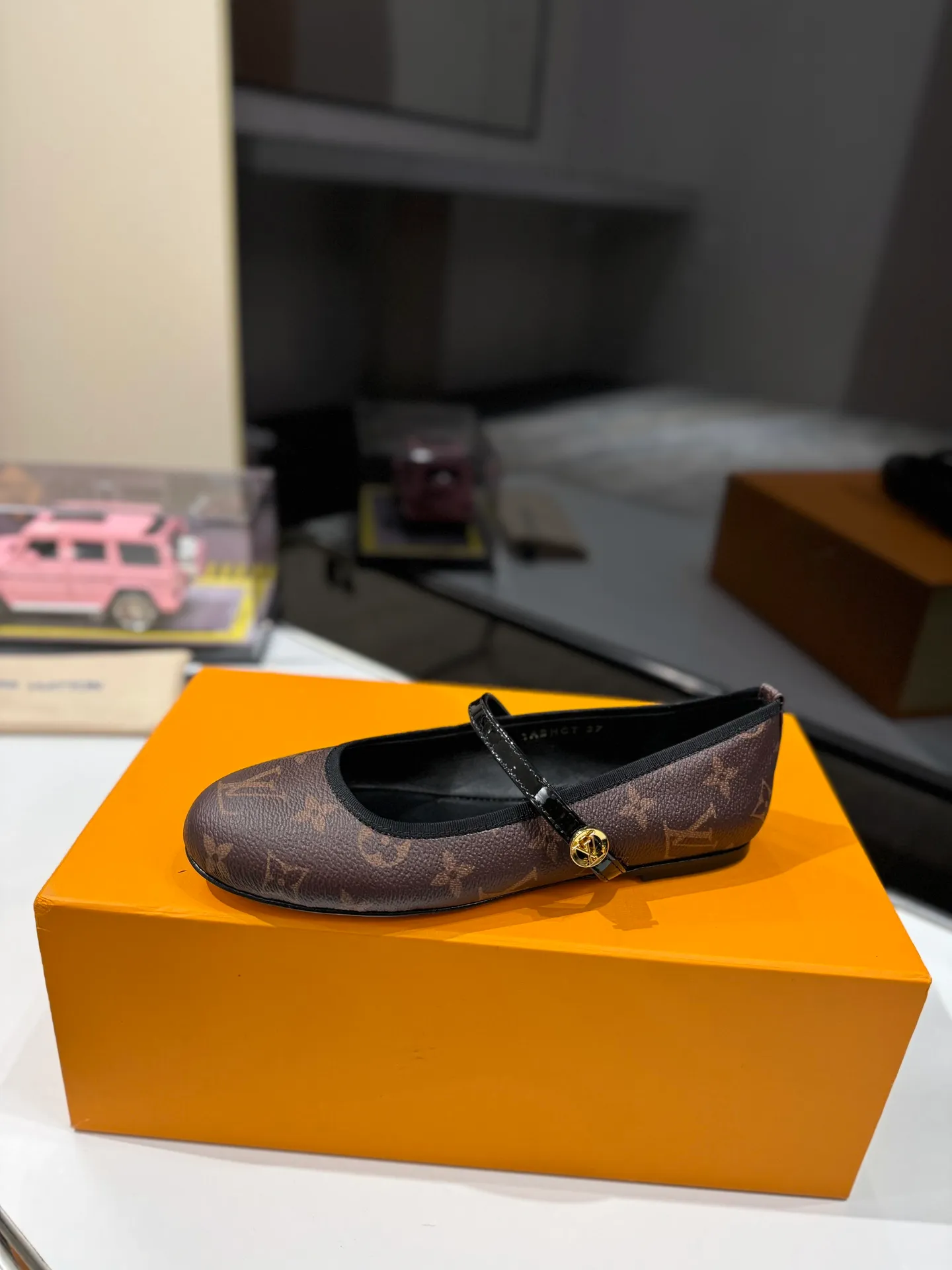 👟👟Ex-factory price 600👟👟 👟👟LV | Louis Vuitton 25𝐬𝐬 🧡💚2025 early spring new top version‼ ️The original version is the same. The counter specializes in the latest ROMY flat ballet shoes. Hard goods are new🆕 ❥Purchase level! Full of high-end feel! A popular model among bloggers at home and abroad, it’s retro and fashionable and looks amazing on your feet! Mainly recommended models on the official website★ ✅Upper: Highly customized denim/lambskin/presbyopia leather ✅Inner lining: imported sheepskin lining ✅Outsole: original Italian leather outsole ✅Shoe size: 35-39 (customized for 40, 41, 42) ✅Packaging: full set of exquisite packaging